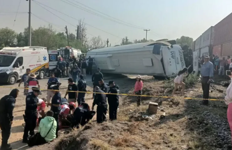 escena del choque entre un tren y un autobus avm en atitalaquia