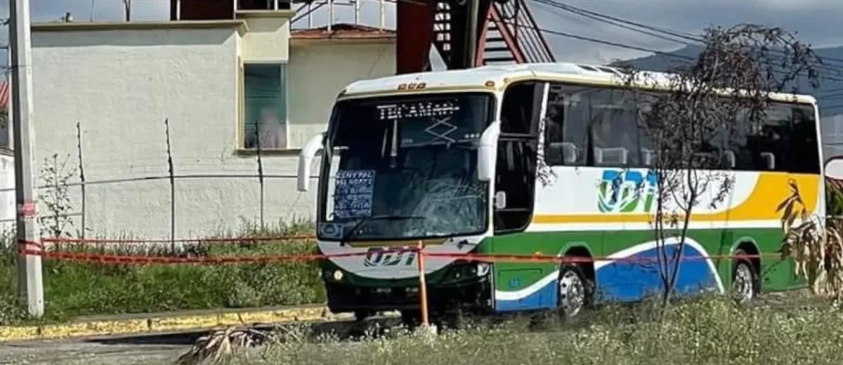 Autobus ODT que acaba de atropellar a peaton en Pachuca