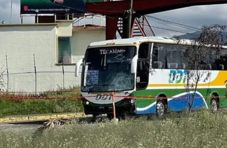 Autobus ODT que acaba de atropellar a peaton en Pachuca