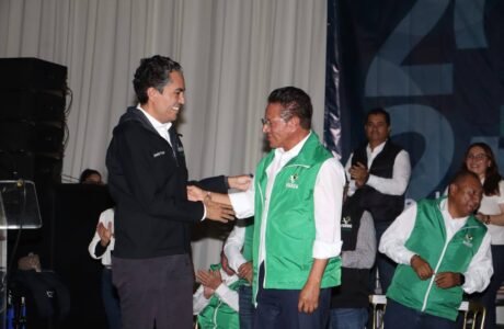 Benjamin Rico recibe el chaleco de PVEM