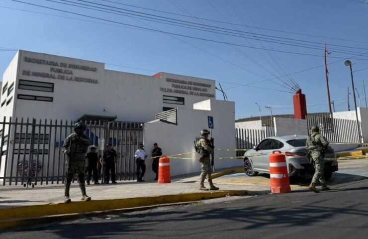 ataque armado a hombre que esperaba en su auto de lujo en Mineral de la Reforma