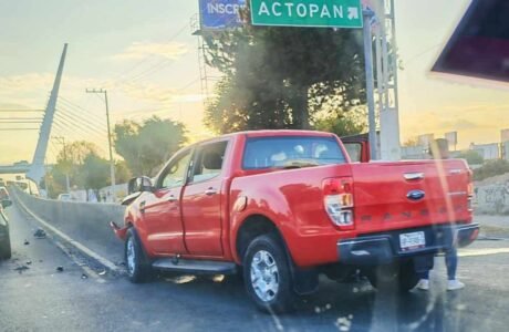 camioneta estampada contra muro divisor en Felipe Angeles antes de glorieta 24 horas