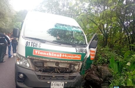 combi de pasajeros se accidenta en Tlanchinol (3)