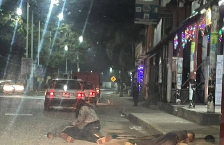 dos personas abatidas yacen en el piso tras ser atacados por arma de fuego en Huejutla
