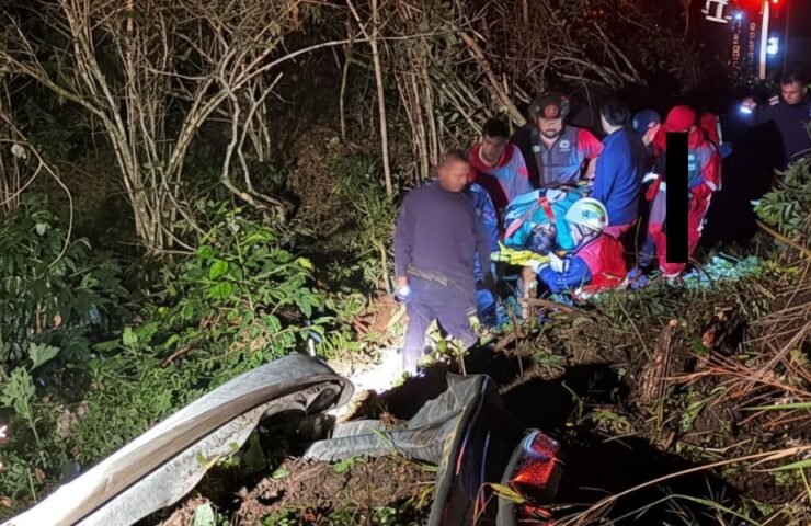 paramedicos trabajan para rescatar accidentandos de accidente de autobus en Tlanchinol