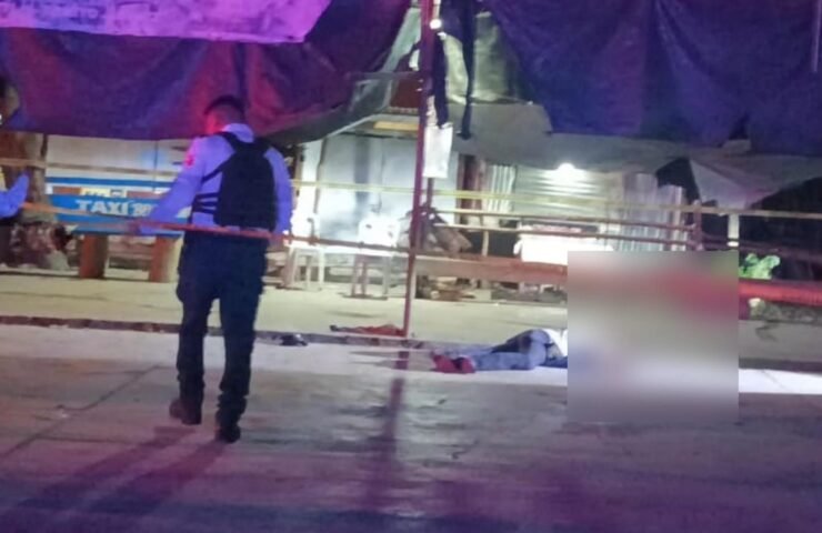 policia resguarda cuerpo de hombre asesinado en colonia Cantores Huejutla