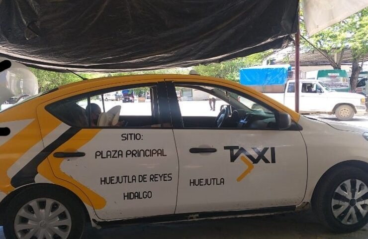 taxi de Huejutla esperando pasaje en su base