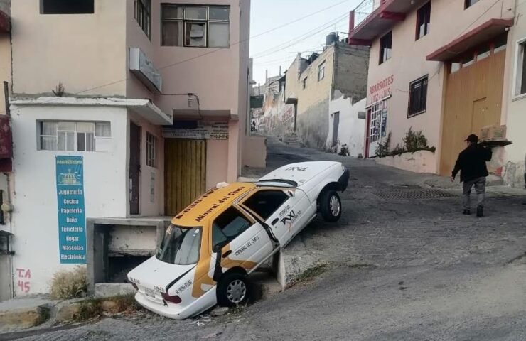 taxista de mineral del chico queda atorado en calle ocampo
